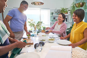 Glückliche reife Paare kochen und essen in der Küche - CAIF28029