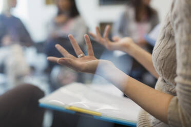 Businesswoman gesturing and explaining in meeting - CAIF28122