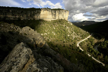 Spanien, Provinz Guadalajara, Kurvenreiche Straße durch das Tal im Naturschutzgebiet Alto Tajo - DSGF02115