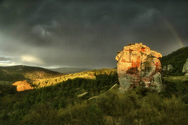 Spanien, Provinz Guadalajara, Chequilla, Gewitterwolken über kleiner Kuppe in Kastilien-La Mancha - DSGF02118