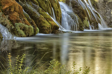 Spanien, Provinz Guadalajara, Langzeitbelichtung eines Wasserfalls im Naturschutzgebiet Alto Tajo - DSGF02121