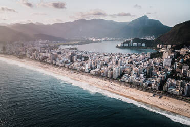 Luftaufnahme des Nachmittags Licht scheint auf Rodrigo De Freitas Lagune und Ipanema Strand mit Christus der Erlöser im Hintergrund, Rio De Janeiro, Brasilien - AAEF08656