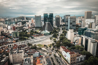 Luftaufnahme des zentralen Geschäftsviertels, der Kathedrale und der Lapa an einem bewölkten Tag in Rio de Janeiro, Brasilien - AAEF08659