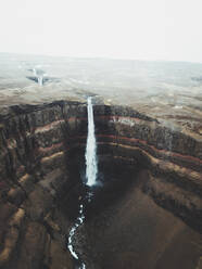Luftaufnahme des Hengifoss-Wasserfalls an einem bewölkten Tag in Brekka, Island - AAEF08671