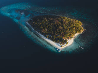 Luftaufnahme der von türkisfarbenem Wasser umgebenen Insel North Caye in Busuanga, Palawan, Philippinen - AAEF08674