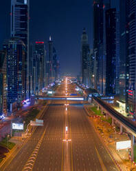 Luftaufnahme von leeren Straßen aufgrund der Coronavirus-Pandemie in Dubai in der Nacht, Vereinigte Arabische Emirate - AAEF08676
