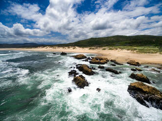 Luftaufnahme des felsigen Brenton Beach, Brenton-on-Sea, Knysna, Südafrika - AAEF08694