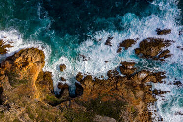 Luftaufnahme des ruhigen Meeres und der felsigen Klippen in der Nähe der Knysna Heads in Knysna, Westkap, Südafrika - AAEF08698