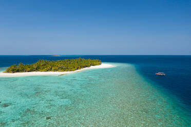 Luftaufnahme einer kleinen, von türkisfarbenem Wasser umgebenen Insel in der Nordprovinz, Malediven - AAEF08699