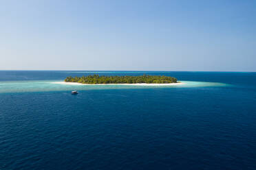 Luftaufnahme einer kleinen, von türkisfarbenem Wasser umgebenen Insel in der Nordprovinz, Malediven - AAEF08701