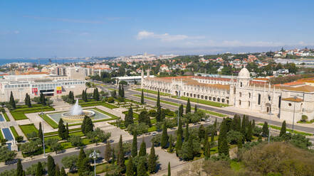 Luftaufnahme des Jeronimos-Klosters und des Empire-Platzes an einem teilweise sonnigen Tag während der Pandemie Covid-19 in Lissabon, der Hauptstadt Portugals. - AAEF08708