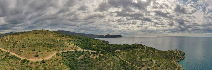 Panoramablick aus der Luft auf das Ufer der Bucht an einem bewölkten Tag in Roses, Spanien - AAEF08739