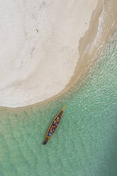 Luftaufnahme eines Bootes am Strand von Sussex, Sierra Leone - AAEF08744