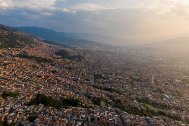 Panoramaluftaufnahme der Stadt Medellín mit einem Berg im Hintergrund, Antioquia, Kolumbien - AAEF08756