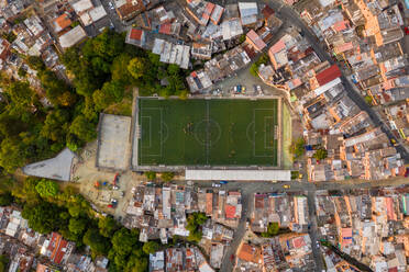 Luftaufnahme eines Fußballplatzes in Granizal, Medellín, Antioquia, Kolumbien - AAEF08758