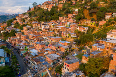 Luftaufnahme von Häusern auf einem Berg in der Stadt Medellin, Antioquia, Kolumbien - AAEF08759