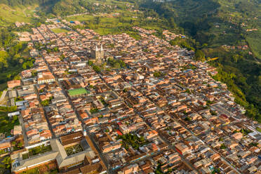 Luftaufnahme der Stadt Jardin mit einer Kirche im Hintergrund, Antioquia, Kolumbien - AAEF08764
