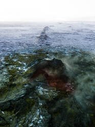 Luftaufnahme einer dampfenden Reihe von Vulkankratern, die Jahrhunderte nach dem Ausbruch geothermische Wärme freisetzen, Eldvorp, Reykjanes-Halbinsel, Island - AAEF08774