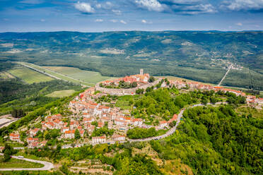 Luftaufnahme der Kirche St. Stephan mit Bergen im Hintergrund in Motovun, Kroatien - AAEF08776