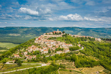 Luftaufnahme der Kirche St. Stephan mit Bergen im Hintergrund in Motovun, Kroatien - AAEF08777