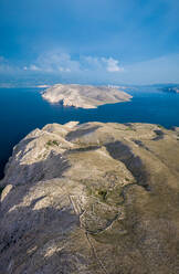 Luftaufnahme der Insel Hrid Skoljici an einem bewölkten Tag in Baska, Kroatien - AAEF08787