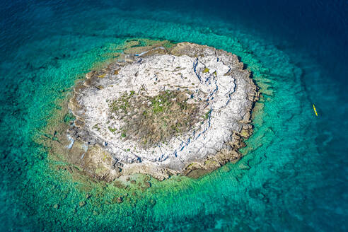 Luftaufnahme eines Kajaks am Ufer der Insel Otocic Porer in Bale, Kroatien - AAEF08788