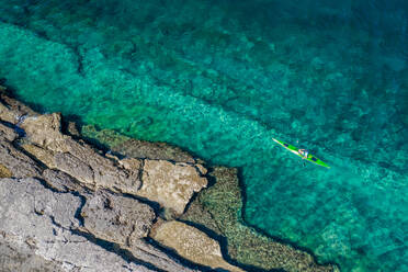 Luftaufnahme eines Kajaks in den türkisfarbenen Gewässern von Bale, Kroatien - AAEF08789