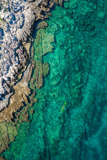 Luftaufnahme eines Kajaks in den türkisfarbenen Gewässern von Bale, Kroatien - AAEF08790