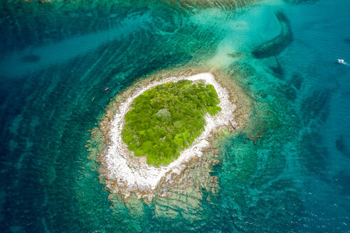 Luftaufnahme der von türkisfarbenem Wasser umgebenen Insel Otocic Kolona in Bale, Kroatien - AAEF08791