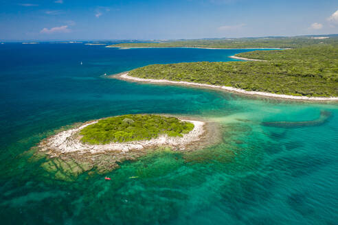 Luftaufnahme der von türkisfarbenem Wasser umgebenen Insel Otocic Kolona in Bale, Kroatien - AAEF08792