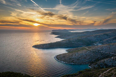 Luftaufnahme der Bucht bei Sonnenuntergang in Nerezisca, Kroatien - AAEF08801