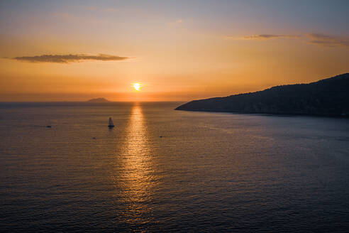 Luftaufnahme der Bucht bei Sonnenuntergang in Komiza, Kroatien - AAEF08805