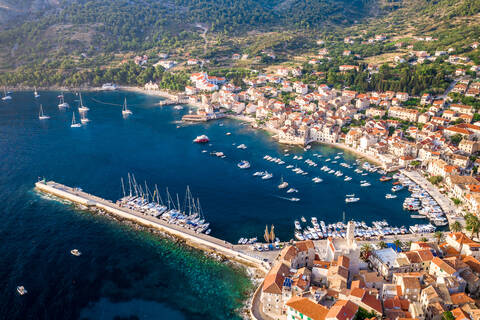 Luftaufnahme von Yachten am Ufer der Bucht von Komiza, Kroatien, lizenzfreies Stockfoto