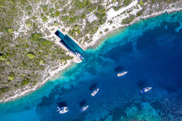 Luftaufnahme von Booten im ehemaligen jugoslawischen Militärbunker für U-Boote, Rogacic, Kroatien - AAEF08810