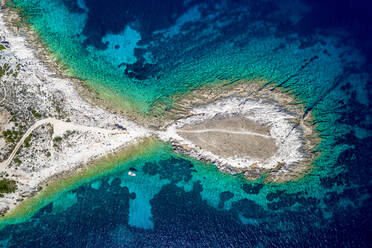 Luftaufnahme eines Bootes im türkisfarbenen Wasser der Plaza Komarca, Rogacic, Kroatien - AAEF08812