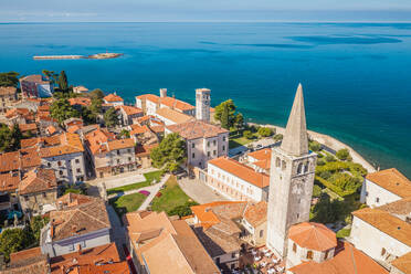 Luftaufnahme der von türkisfarbenem Wasser umgebenen Euphrasius-Basilika in Porec, Kroatien - AAEF08823