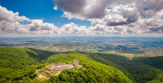 Luftaufnahme der Burg Medvedgrad auf einem Berg in Zagreb, Kroatien - AAEF08832