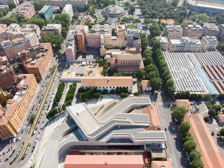 ROM, ITALIEN - 16. JULI 2019: Luftaufnahme des von Zaha Hadid entworfenen nationalen Museums für zeitgenössische Kunst und Architektur MAXXI in Rom, Italien. - AAEF08836