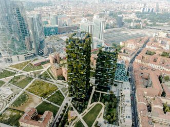MAILAND, ITALIEN - 18. SEPTEMBER 2019: Luftaufnahme der beiden grünen Wohntürme Bosco Verticale in Mailand, Italien. - AAEF08840