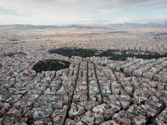 Luftaufnahme über den Dächern, Häusern und Parks der Stadt Athen, Griechenland. - AAEF08841