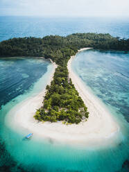 Luftaufnahme von Cabgan Islet, umgeben von türkisfarbenem Wasser in Barobo, Surigao del Sur, Philippinen - AAEF08842