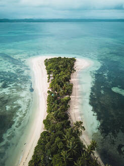 Luftaufnahme von Cabgan Islet, umgeben von türkisfarbenem Wasser in Barobo, Surigao del Sur, Philippinen - AAEF08843