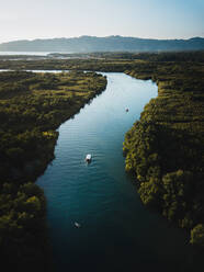 Luftaufnahme eines Flusses in Upper de la Paz, Cortes, Bohol, Philippinen - AAEF08845