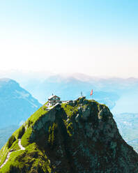 Luftaufnahme einer traditionellen Schweizer Berghütte an den Grossen Mythen, Schweiz - AAEF08867