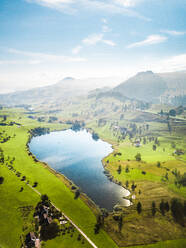 Luftaufnahme des Huttnersees, eines traditionellen Schweizer Sees im Sommer, Schweiz - AAEF08868