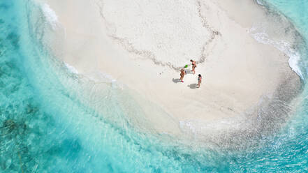 Luftaufnahme einer Sandbank, Nord-Malé-Atoll, Malediven, Indischer Ozean, mit Menschen beim Sonnenbaden - AAEF08886
