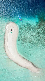 Luftaufnahme einer Sandbank, Nord-Malé-Atoll, Malediven, Indischer Ozean, mit einem verankerten Dhoni, einem Boot und zwei Sonnenschirmen - AAEF08887