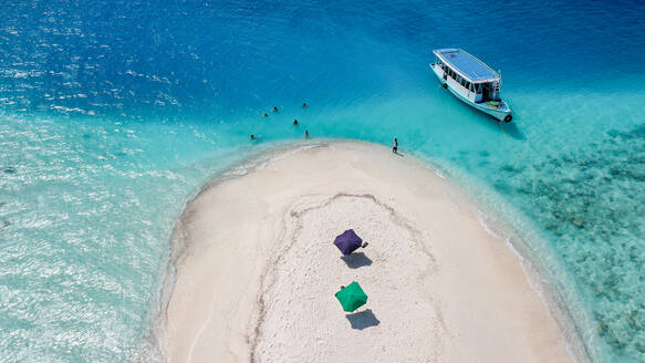 Luftaufnahme einer Sandbank, Nord-Male-Atoll, Malediven, Indischer Ozean, mit einem verankerten Dhoni, Boot und schwimmenden, sonnenbadenden Menschen - AAEF08888