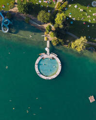 Luftaufnahme eines runden Freibads und Schwimmer auf einer Rutsche, Zürich, Schweiz - AAEF08896
