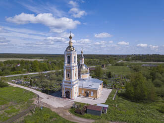 Russland, Gebiet Moskau, Luftaufnahme einer Kirche auf dem Land im Frühling - KNTF04660